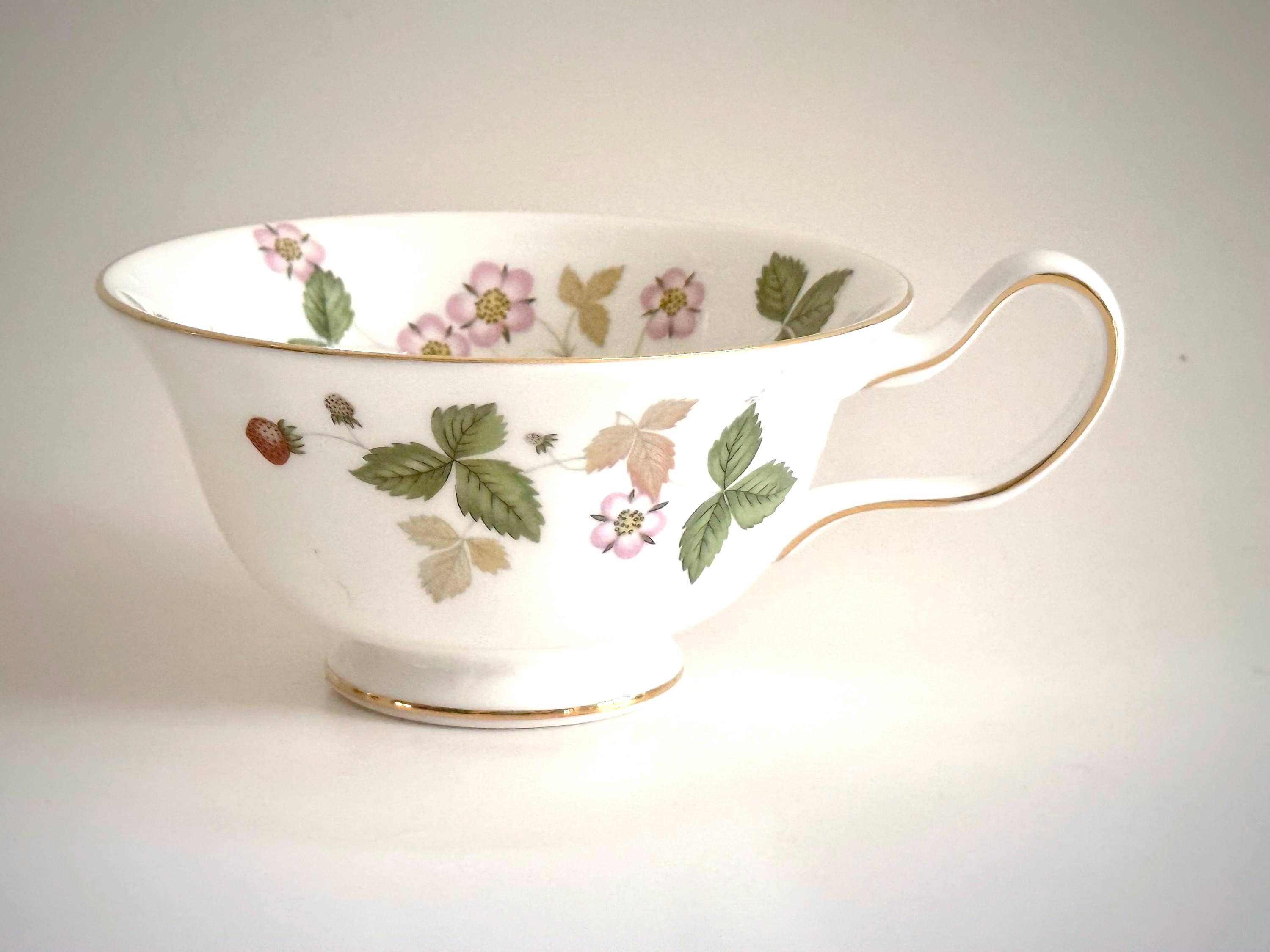  WILD STRAWBERRY ボーンチャイナ　イギリス製 Strawberry fine china - Etsy 日本