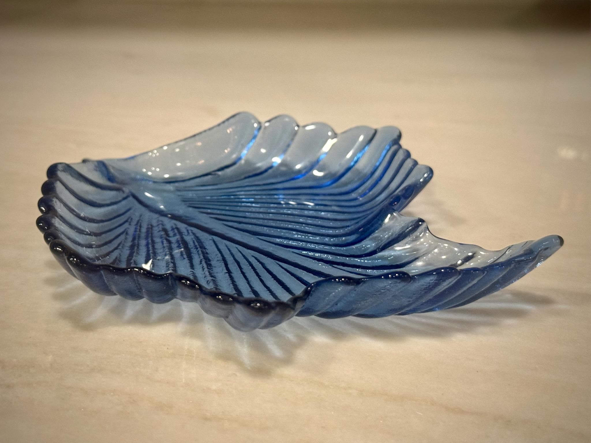 ヴィンテージブルーガラスの葉っぱ型皿 - Etsy 日本