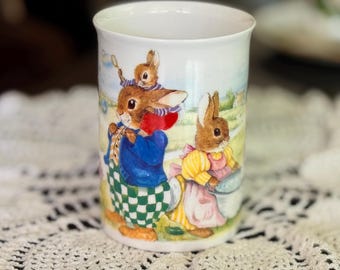 Taza Cuentos de Conejitos de Roy Kirkham – Taza de conejo de porcelana fina – Decoración infantil estilo cottagecore