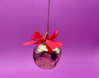 Jingle Bell en métal couleur or vintage ~ arc rouge, ornement de vacances de Noël 1 pouce