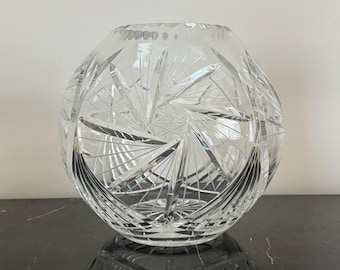 ハンドカット24%鉛クリスタル花瓶 – エッチング花柄 | エレガントな