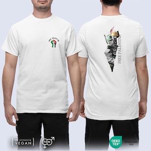 Pode incluir: Camiseta branca com texto e gráfico "Free Palestine". A frente apresenta um punho com as cores da bandeira palestina. A parte de trás exibe um design vertical com figuras e o texto "Free Palestine".