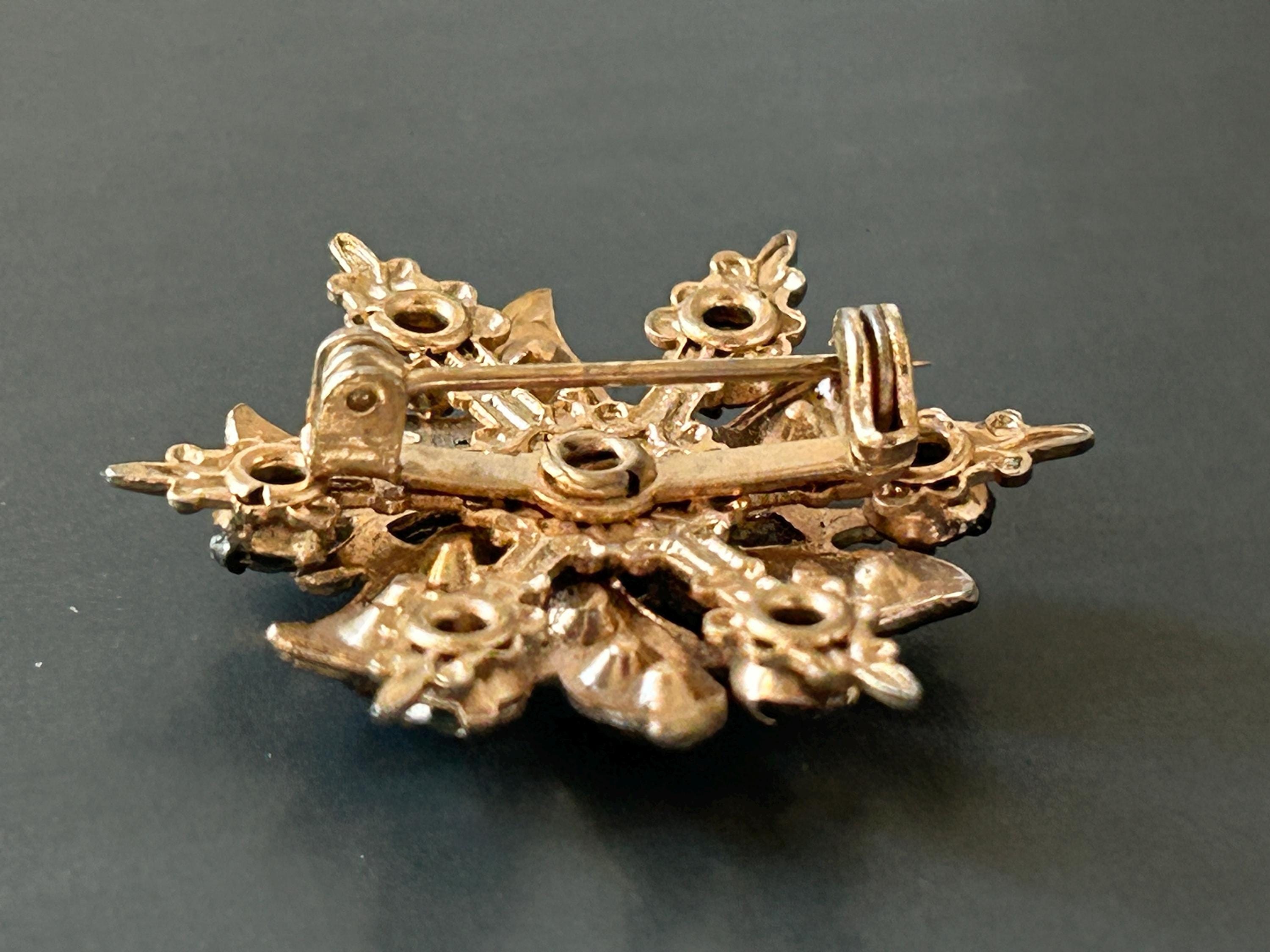 Broche rose vintage en strass irisés, épingles dorées - France