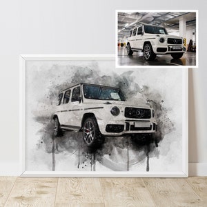 Op de afbeelding: Een aquarel schilderij van een witte SUV met zwarte accenten. De auto is afgebeeld in een realistische stijl met de nadruk op de voorkant van het voertuig. De achtergrond is een wazige grijs-witte aquarel was.