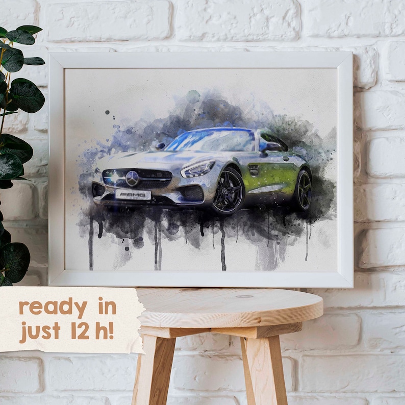 Op de afbeelding: Een aquarel schilderij van een zilveren Mercedes-AMG sportwagen met zwarte accenten. De auto staat op een witte achtergrond met blauwe en grijze aquarel spatten.