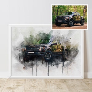 Op de afbeelding: Een aquarel schilderij van een zwarte pick-up truck met een camouflage ontwerp. De truck staat op een witte achtergrond met grijze en groene aquarel spatten.