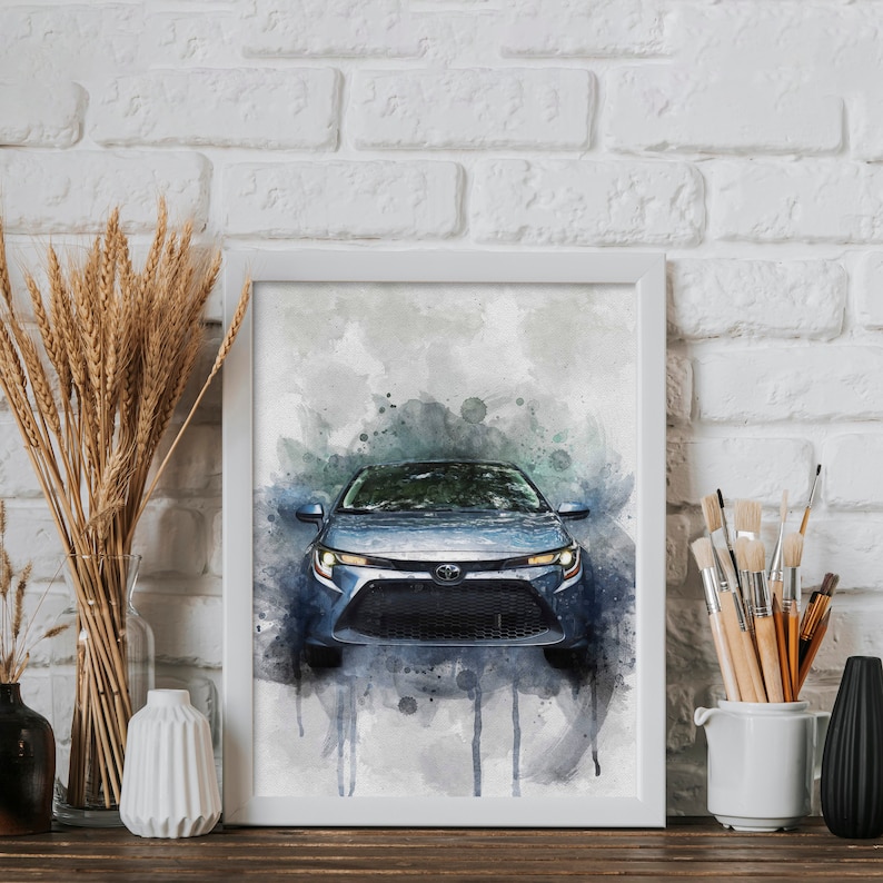 Op de afbeelding: Een aquarel schilderij van een zilveren Toyota Corolla met een wit frame. De auto is scherp en de achtergrond is wazig met aquarel spatten.