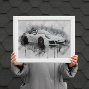 Op de afbeelding: Een witte Porsche 911 cabriolet in een aquarel-stijl print. De auto is geplaatst tegen een grijs-witte achtergrond met druppels verf.
