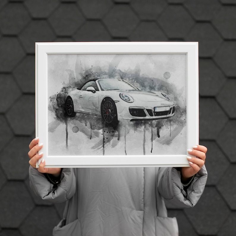 Op de afbeelding: Een witte Porsche 911 cabriolet in een aquarel-stijl print. De auto is geplaatst tegen een grijs-witte achtergrond met druppels verf.