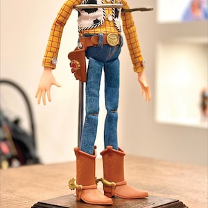 Base de madera maciza para el Sheriff Woody / Soporte para figura de vaquero de juguete de tamaño real / Base de exhibición para coleccionistas imagen 4