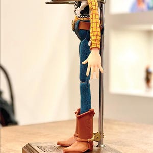 Base de madera maciza para el Sheriff Woody / Soporte para figura de vaquero de juguete de tamaño real / Base de exhibición para coleccionistas imagen 5