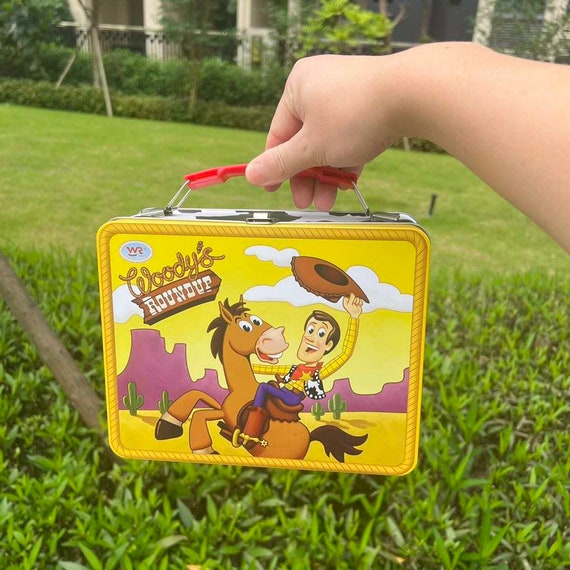 Toy Story ランチグッズセット ラウンドアップ トイストーリー Woody's Roundup Lunchbox: Toy Story 2 Movie Replica, Retro Tin