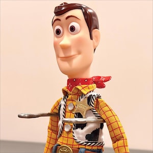 Base de madera maciza para el Sheriff Woody / Soporte para figura de vaquero de juguete de tamaño real / Base de exhibición para coleccionistas imagen 1