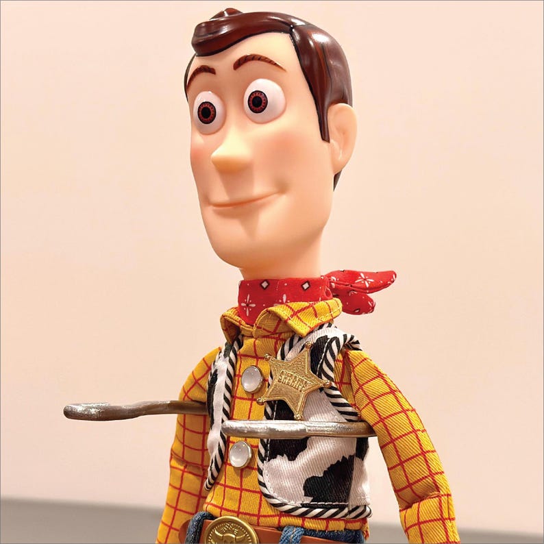 Base de madera maciza para el Sheriff Woody / Soporte para figura de vaquero de juguete de tamaño real / Base de exhibición para coleccionistas imagen 1