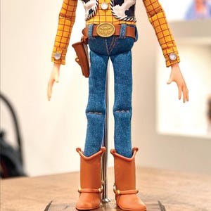 Base de madera maciza para el Sheriff Woody / Soporte para figura de vaquero de juguete de tamaño real / Base de exhibición para coleccionistas imagen 3