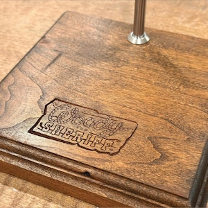 Base de madera maciza para el Sheriff Woody / Soporte para figura de vaquero de juguete de tamaño real / Base de exhibición para coleccionistas imagen 2