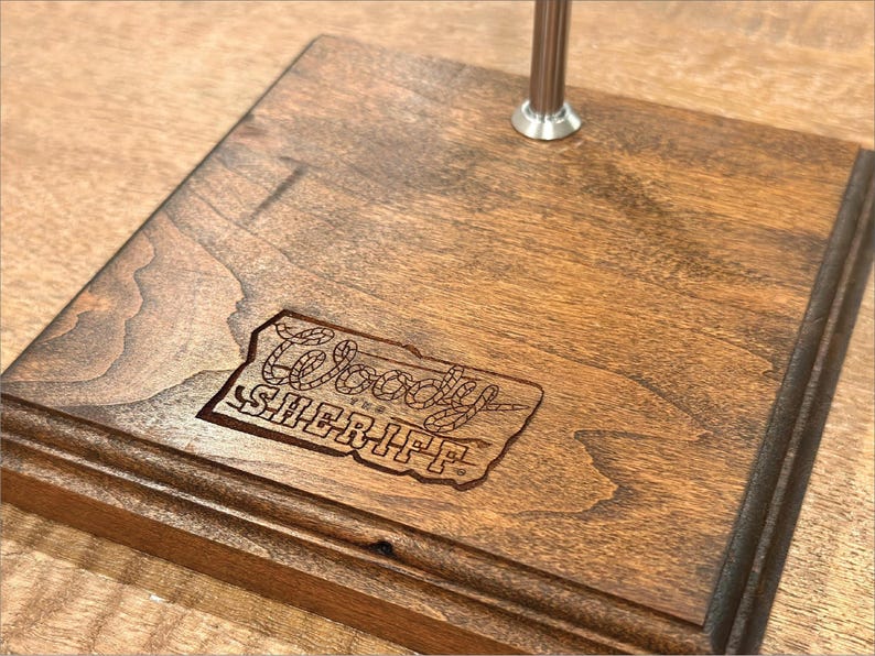 Base de madera maciza para el Sheriff Woody / Soporte para figura de vaquero de juguete de tamaño real / Base de exhibición para coleccionistas imagen 2