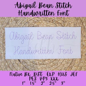 Puede incluir: Una tarjeta rectangular blanca con el texto "Abigail Bean Stitch Handwritten Font" en escritura negra. Debajo, las palabras "Abigail Bean Stitch Handwritten Font" están cosidas en púrpura. La tarjeta también enumera formatos de archivos de bordado y tamaños de 2,5 cm a 7,6 cm.