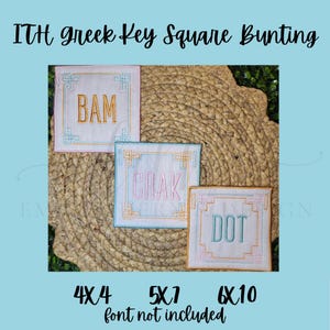 Può includere: Ghirlanda quadrata ricamata con motivo a chiave greca, con le lettere "BAM", "CRAK" e "DOT". La ghirlanda è bianca con bordi e scritte color pastello. Il testo "ITH Greek Key Square Bunting" è in alto. Misure disponibili: 4x4, 5x7, 6x10.