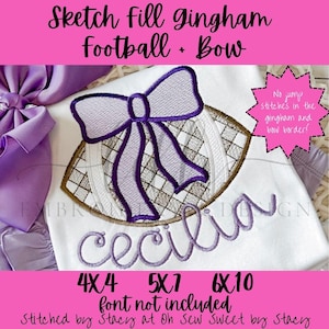 Puede incluir: Camiseta blanca con un diseño de lazo y balón de fútbol morado. El nombre "Cecilia" está escrito en cursiva. El texto "Sketch Fill Gingham Football + Bow" está en la parte superior. La imagen también incluye el texto "No jump stitches in the gingham and bow border!"