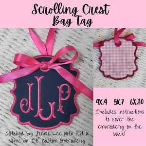ITH Schriftrolle Crest Bag Tag Stickdatei, Maschinenstickerei, Weihnachten Urlaub Urlaub Dekoration Gepäck Baum Gender Neutral Satinstich Ornament