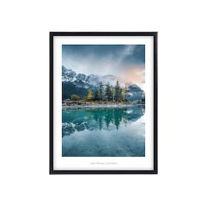 Eibsee Bayern Premium Poster, Wall Art Prints, Wandbilder Wohnzimmer und Schlafzimmer, Wanddeko, Fotoposter Alpen, Berge, See und Wald