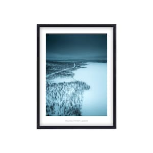 Finnland Lappland Premium Poster, Winter Wall Art Prints, Wandbilder Wohnzimmer und Schlafzimmer, Wanddeko, Fotoposter Naturmotive Wald, See