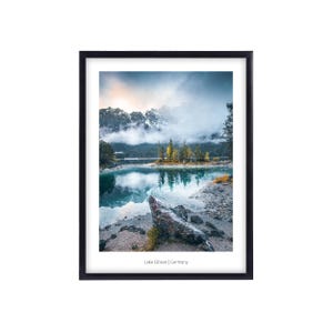 Eibsee Bayern Premium Poster, Wall Art Prints, Wandbilder Wohnzimmer und Schlafzimmer, Wanddeko, Fotoposter Alpen, Berge, See und Wald