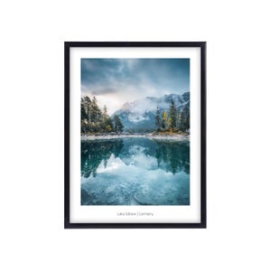 Eibsee Bayern Premium Poster, Wall Art Prints, Wandbilder Wohnzimmer und Schlafzimmer, Wanddeko, Fotoposter Alpen, Berge, See und Wald