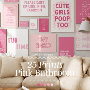 Könnte beinhalten: Eine Sammlung von rosa Badezimmerdrucken mit verschiedenen Sprüchen wie "Get Naked" und "Cute Girls Poop Too". Die Drucke sind an einer Wand über einem beigen Sofa angebracht. Die Worte "25 Prints Pink Bathroom" stehen unten.