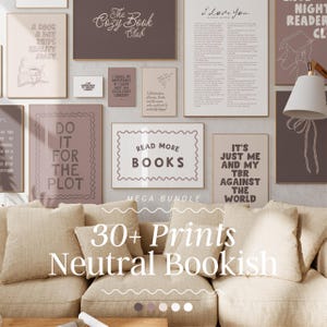 Könnte beinhalten: Eine Sammlung gerahmter Kunstdrucke in neutralen Tönen mit Zitaten zum Thema Bücher. Die Drucke enthalten Sätze wie "Read More Books" und "Do It For The Plot". Das Bild zeigt auch den Text "30+ Prints Neutral Bookish" über einem beigen Sofa.