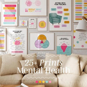 Puede incluir: Una colección de impresiones enmarcadas con temas de salud mental, incluido el texto "25+ Prints Mental Health". Las impresiones presentan texto y gráficos coloridos, con frases como "Sitting with your feelings" y "We repeat what we don't repair".