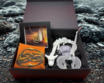 NeverEnding Story inspiriert Geschenkset | Glücksdrachen Figur, Auryn Socken, Südliche Orakel Dekoration, Elfenbeinturm Rahmen, Fantasy Box
