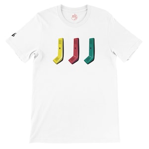 Könnte beinhalten: Weißes T-Shirt mit drei stilisierten Telefonhörer-Grafiken in Gelb, Rot und Türkis. Das Design ist im Retro-Pop-Art-Stil gehalten. Das Shirt hat einen Rundhalsausschnitt und kurze Ärmel.