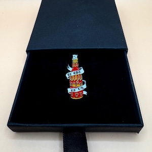 Vampire inspired enamel pins – Horror Movie Collectible – Vampire Aesthetic Pins – Cult Classic 80s Goth Gifts Bottle & Gift Box