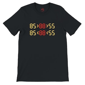 Puede incluir: Camiseta negra con el texto "85>88>55" y "85<88<55" en fuente digital amarilla y roja. La camiseta tiene cuello redondo y mangas cortas. Un pequeño logotipo circular rojo en la parte superior.