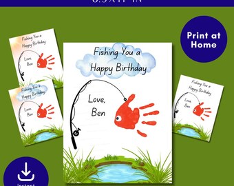 Könnte beinhalten: Eine druckbare Geburtstagskarte mit einem Handabdruck-Fisch-Design. Die Karte enthält den Text "Fishing You a Happy Birthday" und "Love, Ben". Das Bild zeigt eine Angelrute und einen blauen Teich mit grünem Gras.