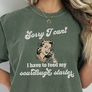 Désolé, je ne peux pas, je dois nourrir ma chemise de couleurs de confort de démarrage au levain, chemise au levain drôle, tee-shirt de style vintage rétro, cadeau de boulanger à pain