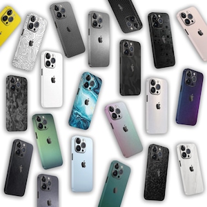 Könnte beinhalten: Eine Sammlung von 18 verschiedenen Handyhüllen für ein iPhone. Die Hüllen sind in verschiedenen Farben und Mustern, darunter Tarnmuster, Marmor und abstrakte Designs.