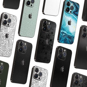 Könnte beinhalten: Eine Sammlung von iPhone-Hüllen mit verschiedenen Designs, darunter ein schwarz-weißes topografisches Muster, ein schwarz-weißes Schaltkreis-Muster, ein blau-weißes Marmormuster, ein schwarz-weißes abstraktes Muster, ein grün-weißes Tupfenmuster und ein schwarzes Carbonfaser-Muster.