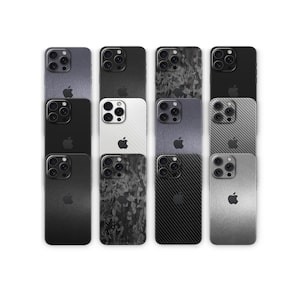 Peut inclure: Un ensemble de huit coques pour iPhone dans différentes finitions, notamment noir, argent, gris et fibre de carbone. Les coques sont disposées en deux rangées de quatre, avec les objectifs de l'appareil photo visibles sur chaque coque.