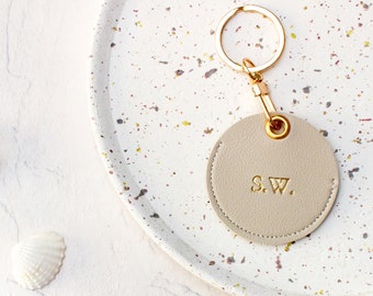 Personalized key fob for Apple AirTag - leather look - discreet AirTag case - choice of colors - great gift