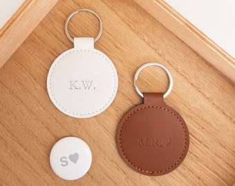 Personalized key fob for Apple AirTag - in white and brown - leather look - discreet AirTag case - great gift