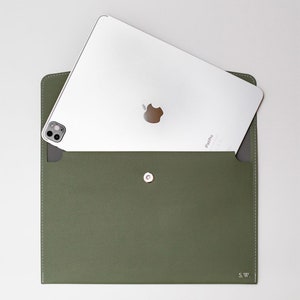 Elegante und personalisierte Laptop Hülle und Tablet Hülle für das 13 Zoll MacBook Air oder das 12,9 Zoll iPad Pro individuelles Geschenk Bild 2