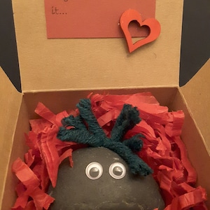 Pebble Pal: A Humorous Stone Paperweight with Bobbly Eyes - Perfect for Letterbox Gifting.