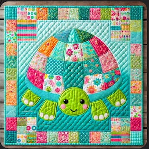 Puede incluir: Una colcha de retazos colorida con una tortuga verde y blanca con una cara sonriente. La tortuga está rodeada de un fondo azul turquesa con un patrón acolchado. La colcha está bordeada con un mosaico de cuadrados coloridos.