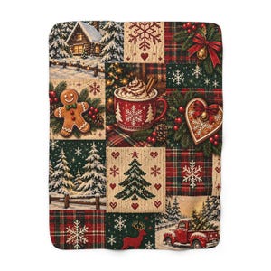 Könnte beinhalten: Eine rechteckige Wohndecke mit einem Patchwork-Design aus Weihnachtsmotiven, darunter eine verschneite Hütte, ein Lebkuchenmann, eine Tasse heiße Schokolade, ein herzförmiger Keks, Tannenbäume, ein roter Lastwagen und rot-grüne Karomuster.