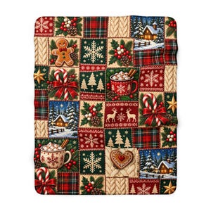 Könnte beinhalten: Eine rechteckige Wohndecke mit einem Patchwork-Design aus weihnachtlichen Quadraten. Die Muster zeigen Lebkuchenmännchen, Tassen mit heißer Schokolade, verschneite Hütten, rotes Schottenkaro, Zopfstrickmuster, Schneeflocken und Stechpalmen.