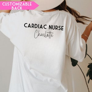 K&ouml;nnte beinhalten: Wei&szlig;es T-Shirt mit dem Text "CARDIAC NURSE Charlotte" auf der R&uuml;ckseite.