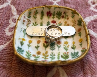 Plato para anillos con cita personalizada floral, plato para joyas o baratijas para el Día de la Madre, regalo de graduación